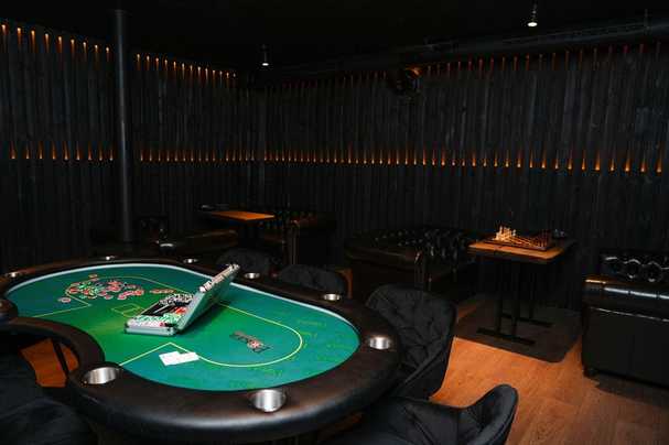 Profesionali pokerio erdvė su patogiomis kėdėmis ir pritaikytu apšvietimu