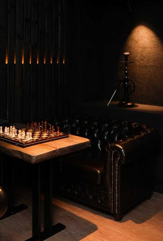 Pokerio stalas su žetonais ir kortų kalade privačioje erdvėje